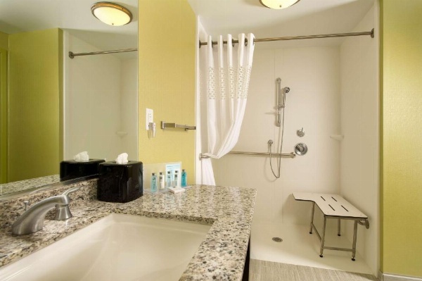 Hampton Inn & Suites - Buffalo Airport image 9